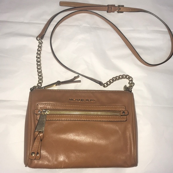 Michael Kors Handbags - Michael Kors leather crossbody w/exposed zipper